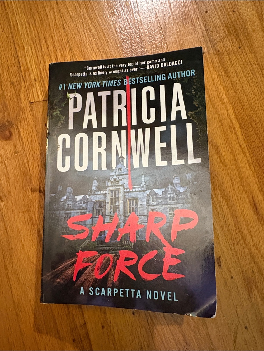 Sharp Force paperback book by Patricia Cornwell